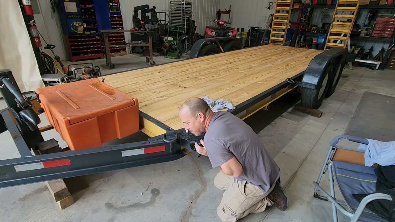 Round marker light installation on trailer . 2