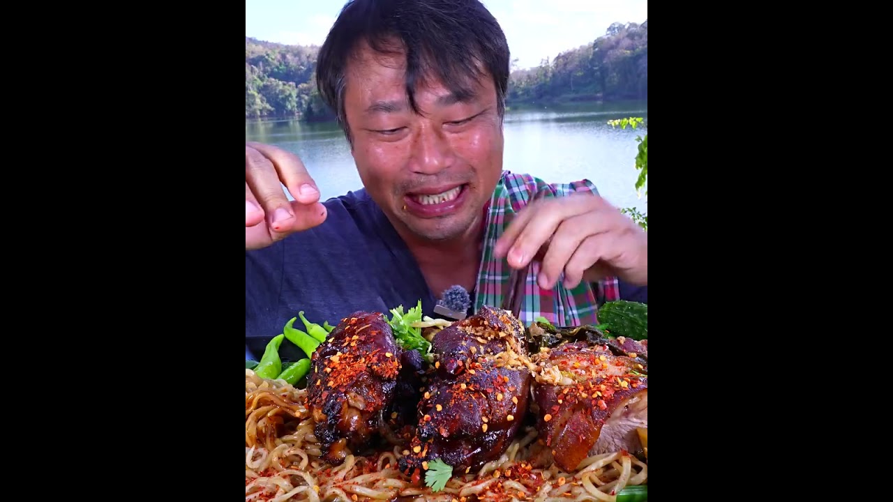 SO TENDER! Eating Braised Pork Leg and Chewy Noodles