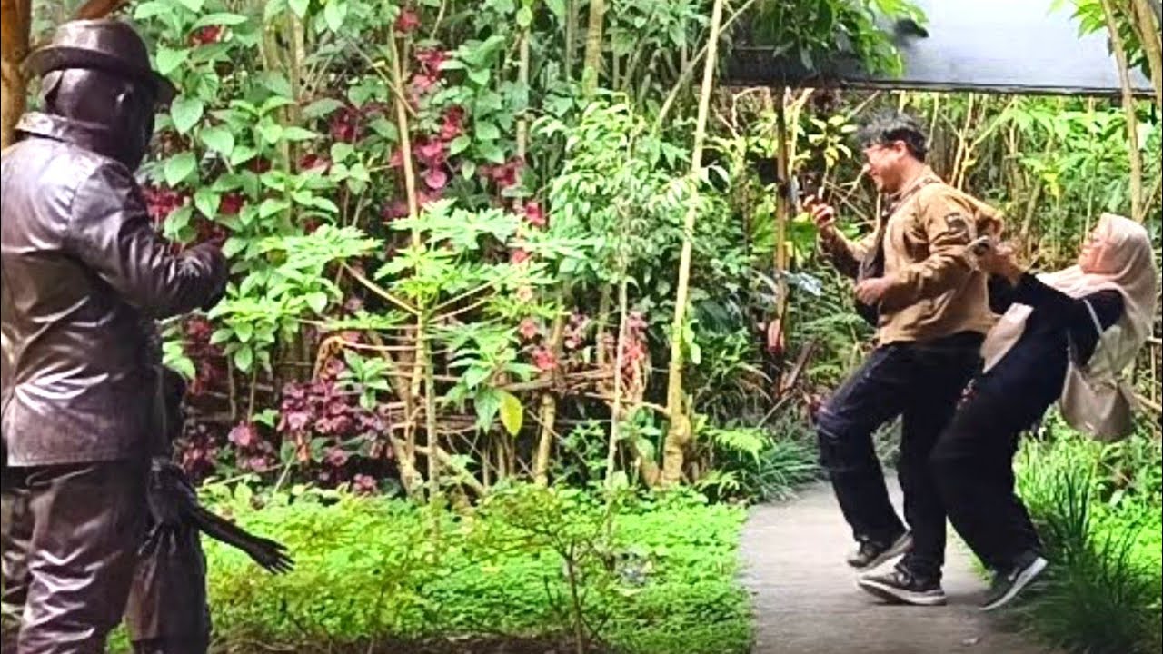 Dia terj3ngkang..!!  Prank patung hidup..!!!