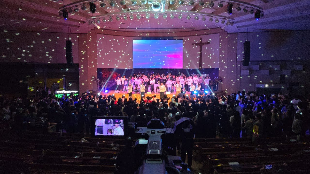[대전 한빛감리교회] 2026 청소년 기도캠프, 26.1.20 2일차 저녁집회 힘차게 찬양하는 청소년들 모습