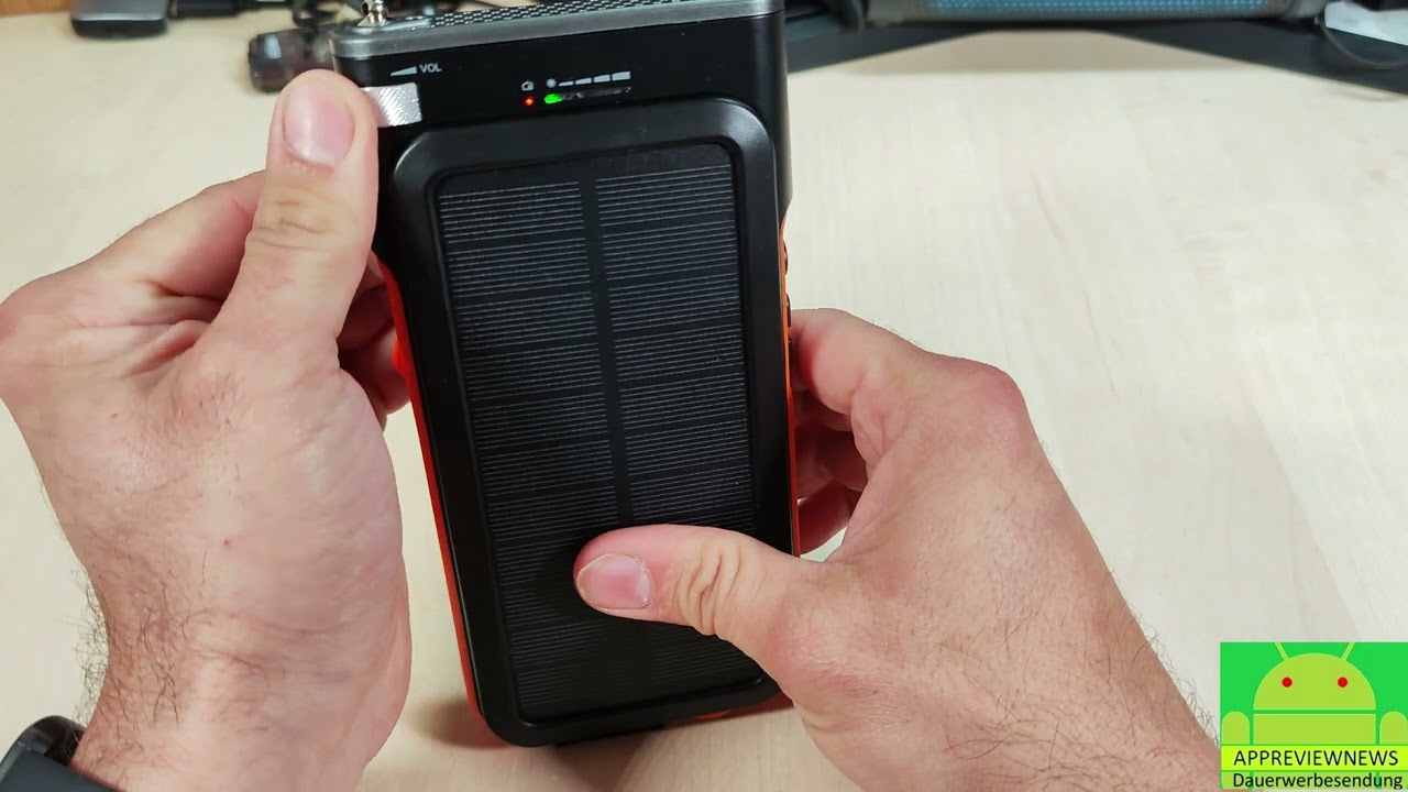 Universal Talent Blavor PN-W26 Solar Powerbank mit LED QI Charging Radio und eingebauten Ladekabeln