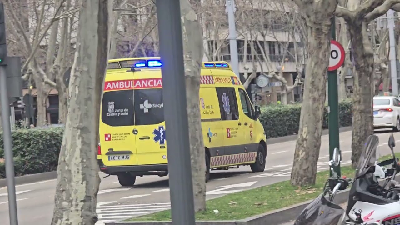 Ambulancia SVA del SACYL en urgencia por Valladolid