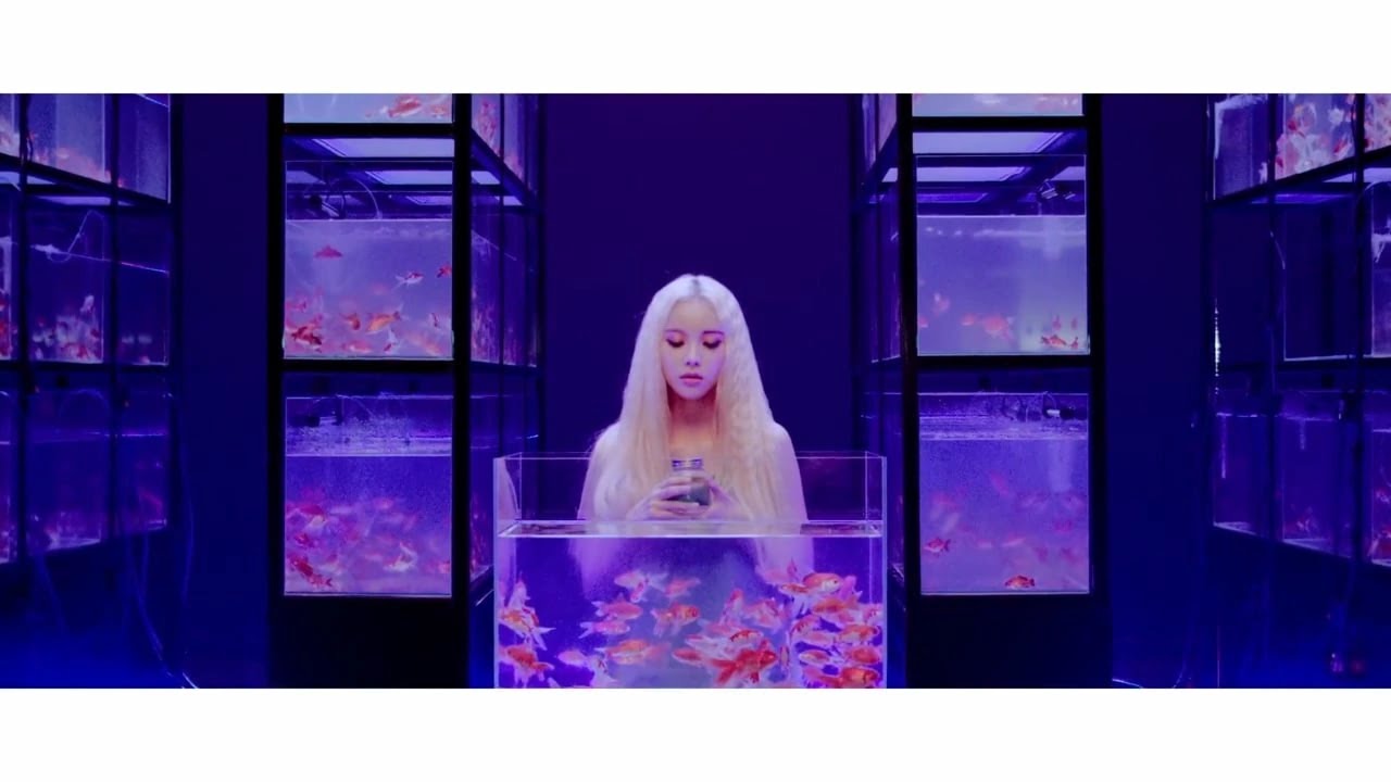 azealia banks x jinsoul singing in the rain