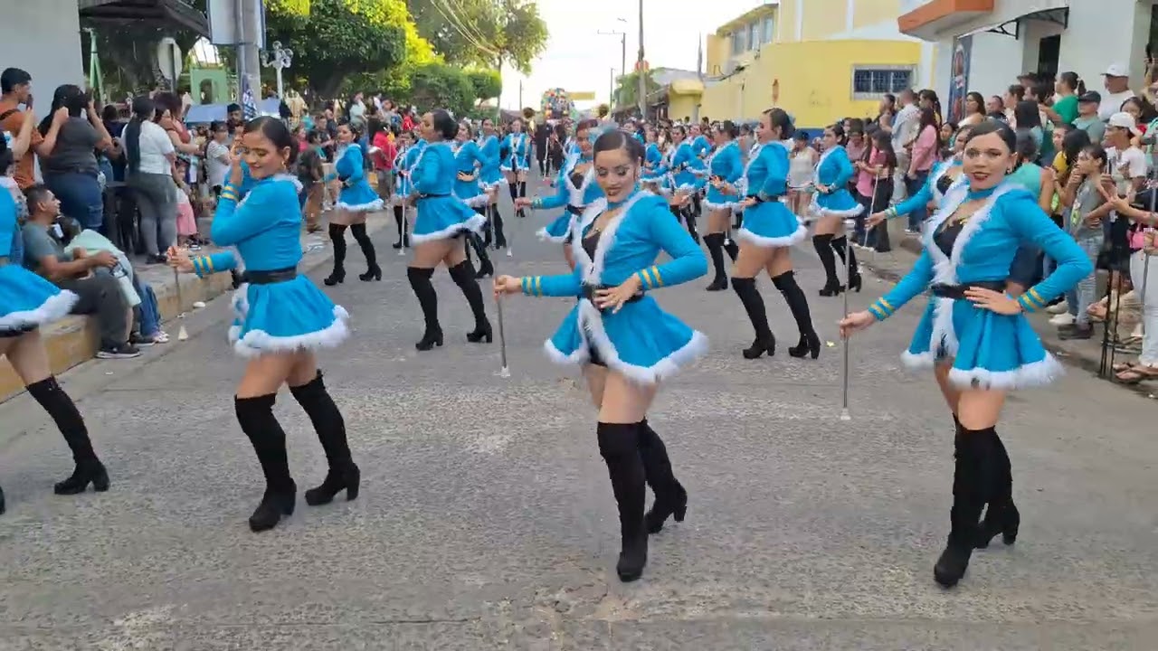 Enfermera con banda municipal de chalatenango💙🤍🎷🎺en Tacachico 