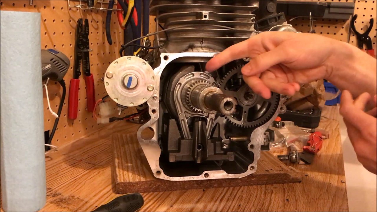 Camshaft installation on Briggs & Stratton 330000 Series Engine