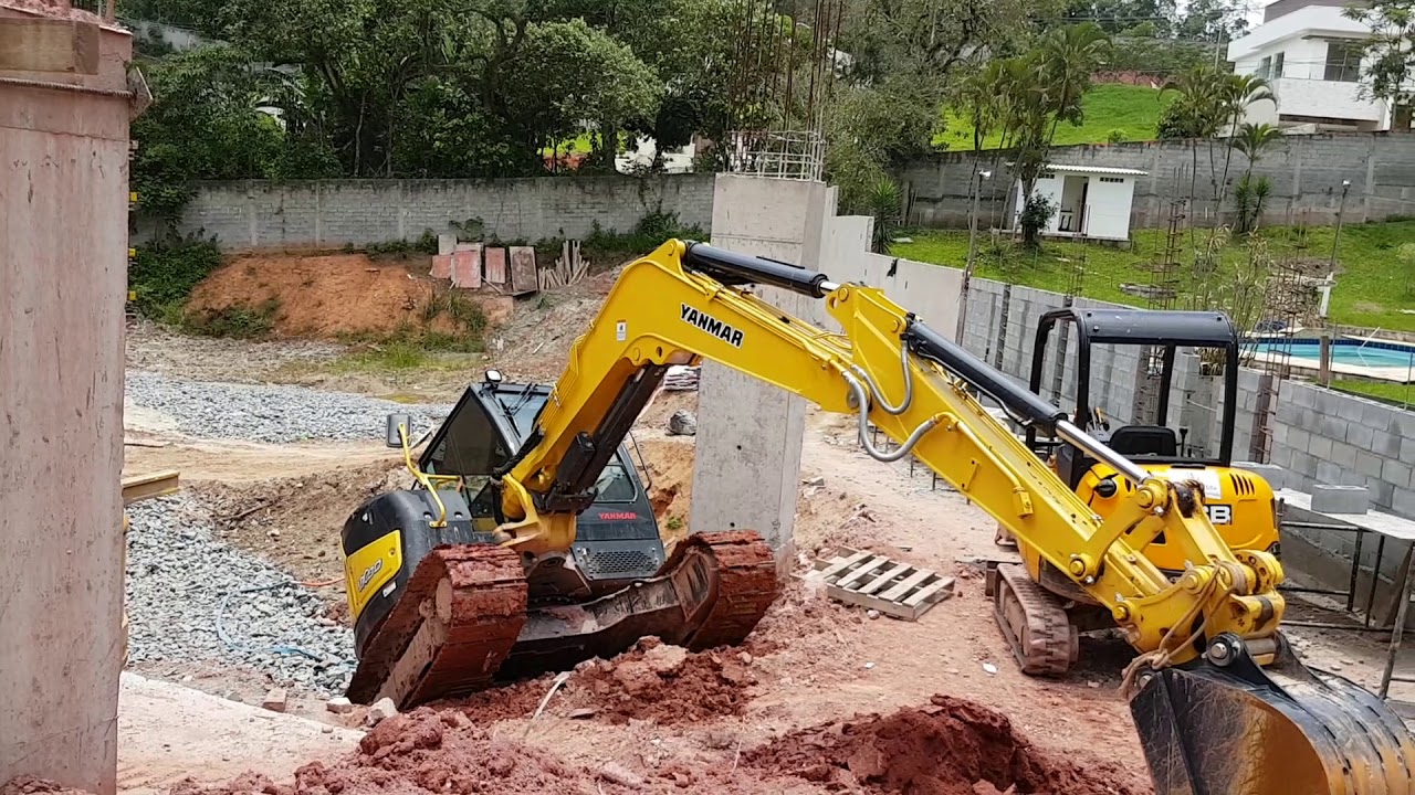 Miniescavadeira VIO 80 subindo barranco