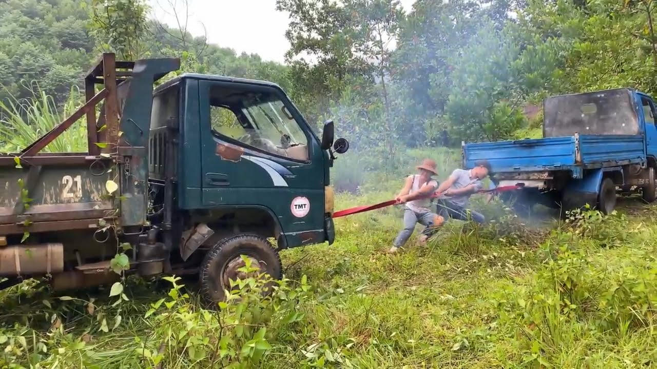 Woman repairs and revives an abandoned dump truck - The revival of the engine