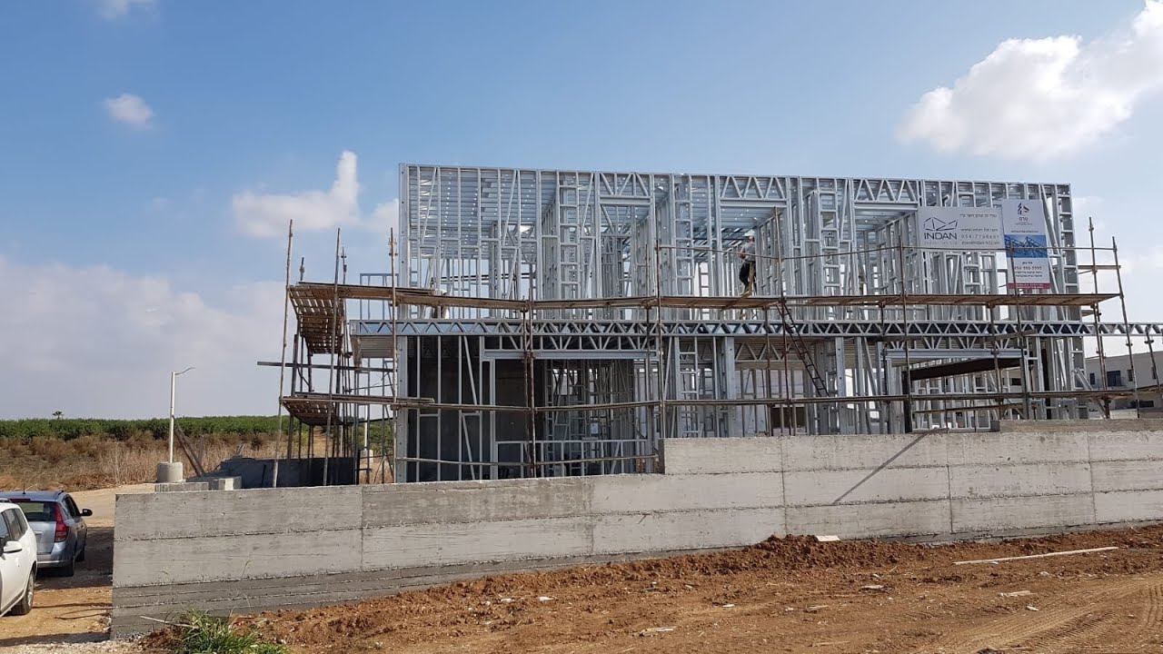 סיור לאחר הקמת שלד פלדה דקת דופן של חברת אינדן עם דודי דפן ומהנדס אליאב אביטבול.