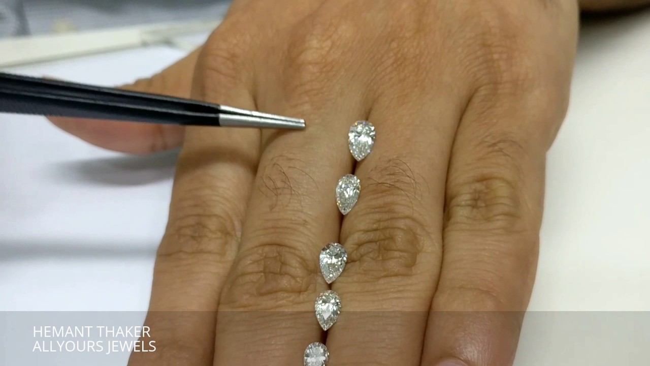 Pear shape diamond size comparison on hand real view