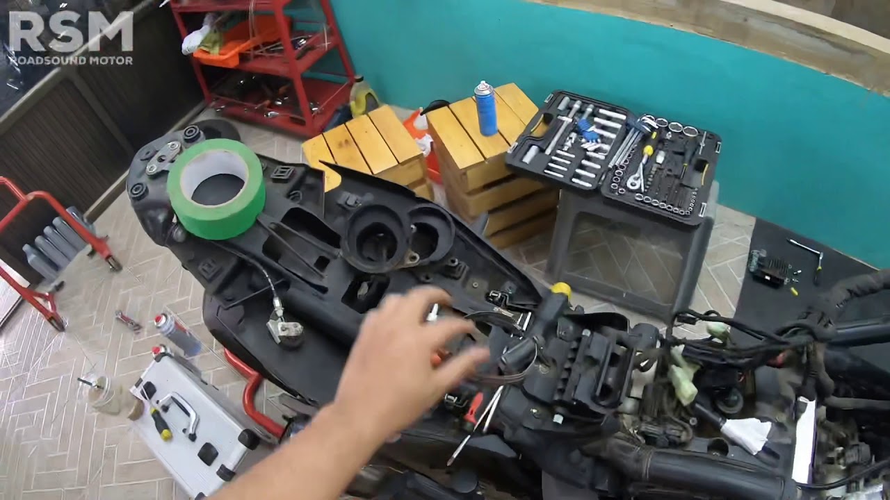 Ducati Monster 821 Air box removal