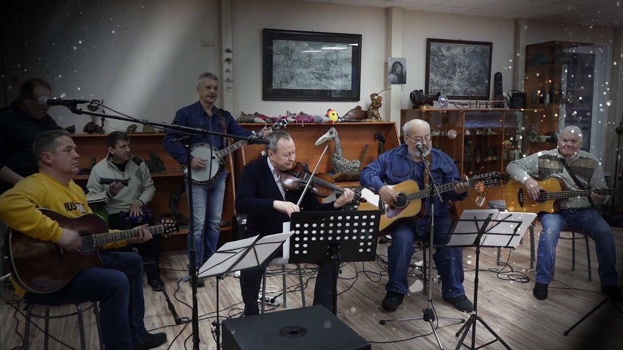 Ксения Федулова дома, среди друзей. Памяти Алексея Лысикова.