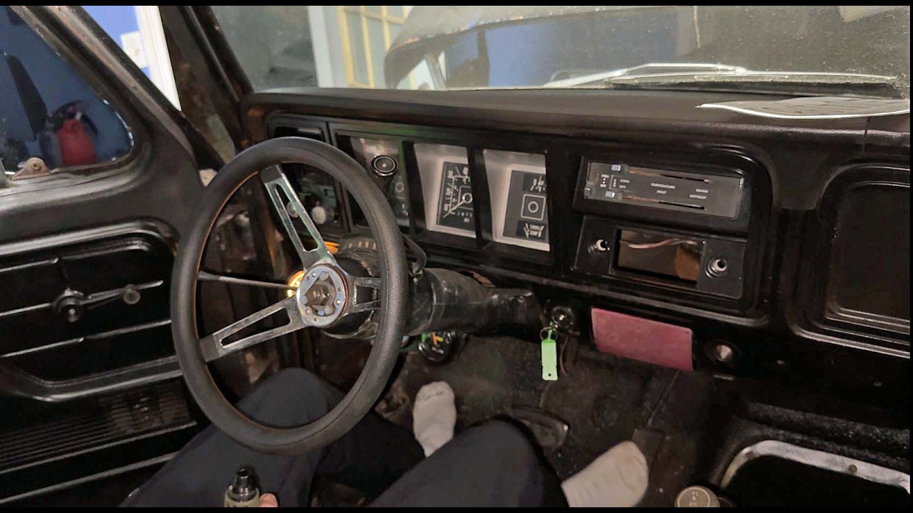 1978 Ford Huntin' Truck Startup, Idle, and Revving - Cockpit View
