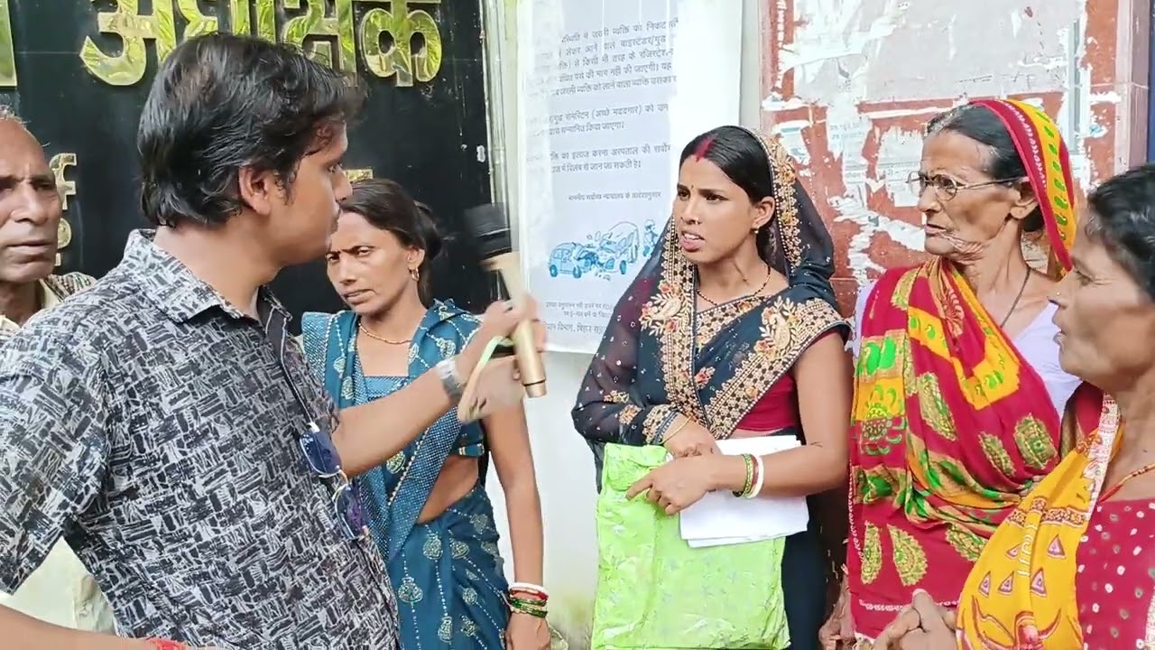 #जमुई समाहरणालय में सैकड़ो की तादाद में महिलाएं पहुंची dm से मिलने गांव के एक आदमी पर लगाया आरोप 