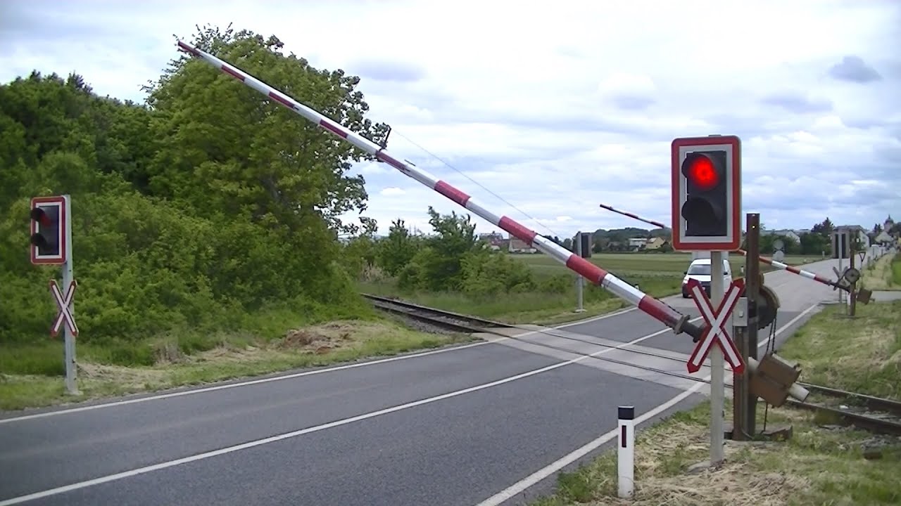Spoorwegovergang Laa an der Thaya (A) // Railroad crossing // Bahnübergang