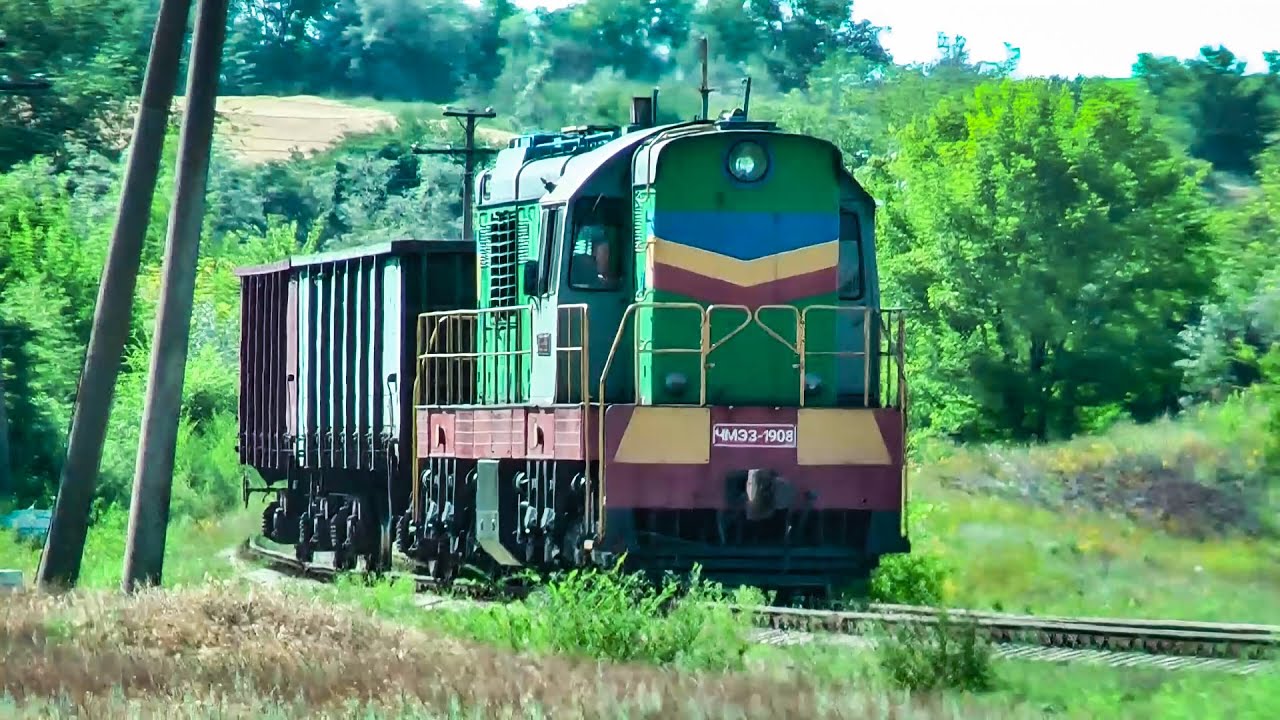 Тепловоз ЧМЭ3-1908 с грузовым поездом. Абаклия
