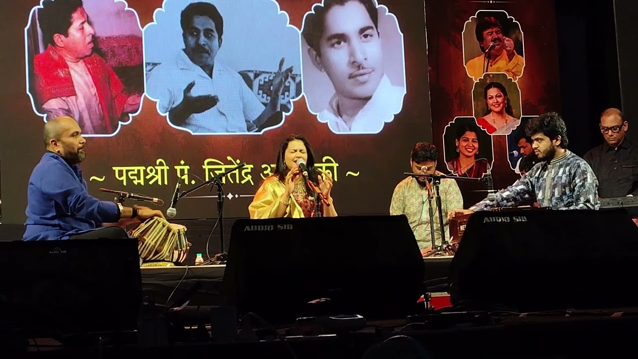 स्वर अभिषेकी भाव भक्ती संमेलनात गायिका प्रियांका बर्वे नाट्यसंगीत सादर करताना.