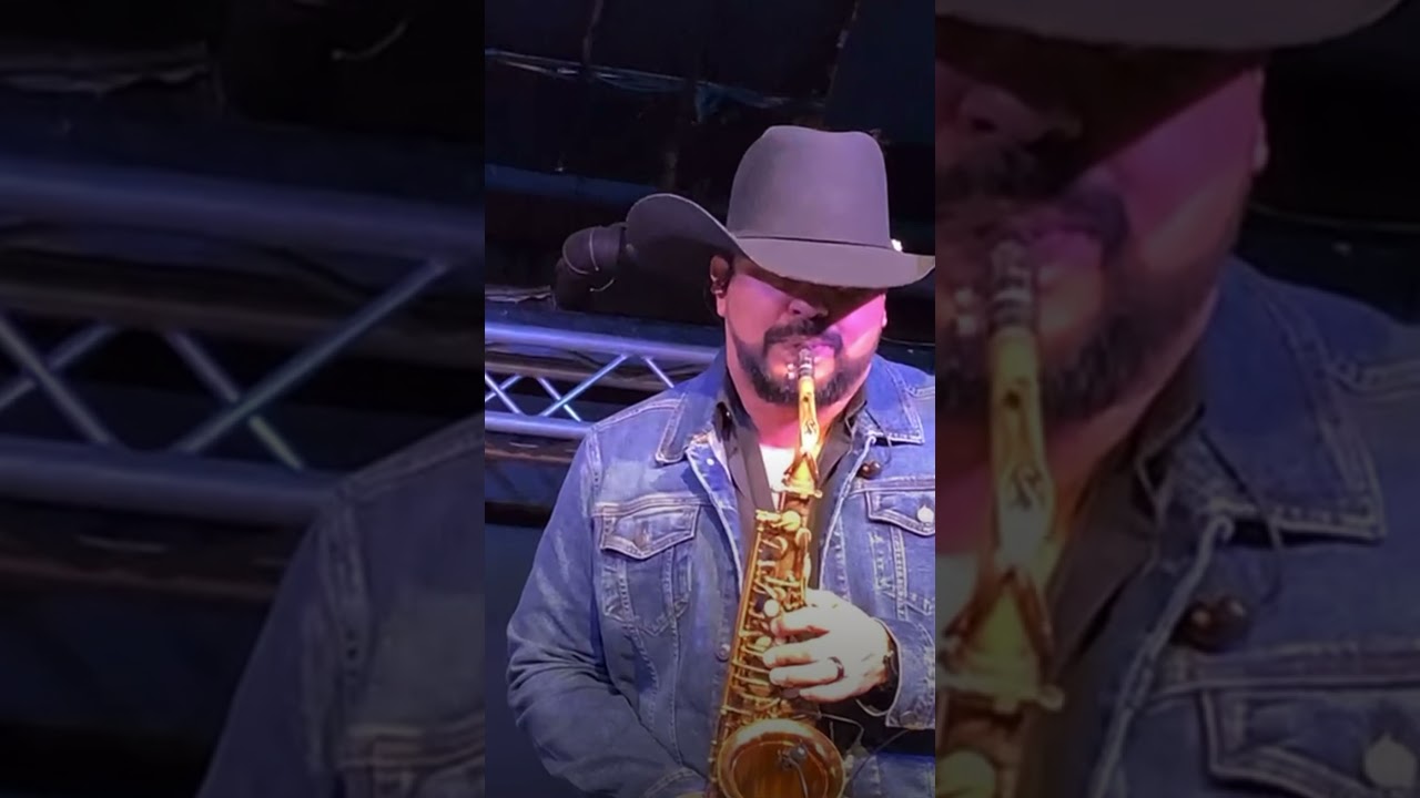 Saludos amigos aquí tocando ..Sur 70 y toca el sax!!! Irresistible!!!