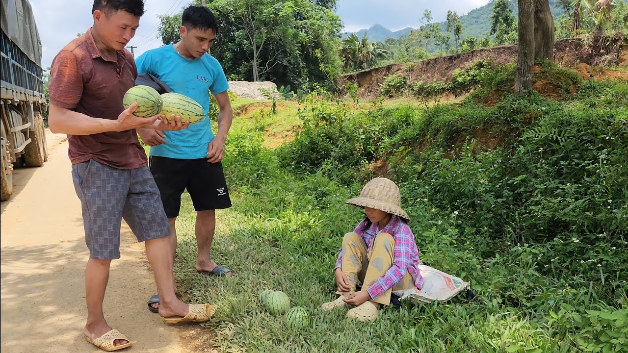 @Lytieuhong-usa The orphan girl asked the seller for watermelons to sell at the market
