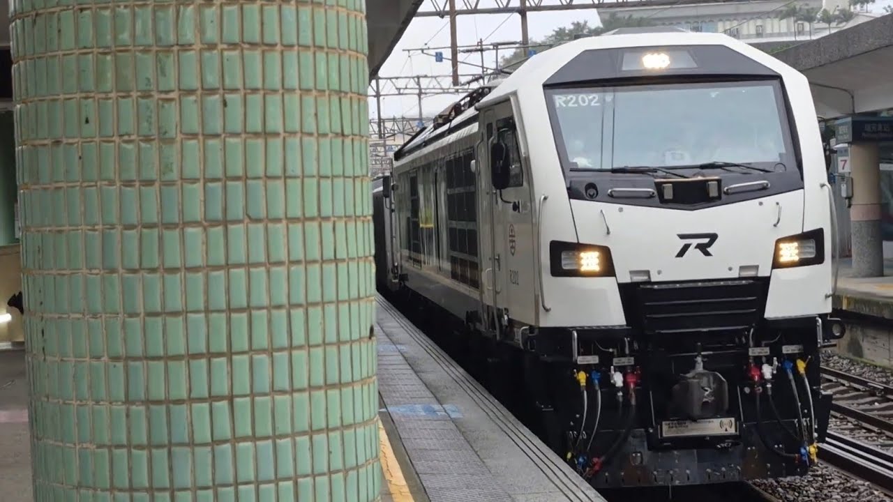 7508次五堵貨場發車經由北迴線開往東澳藍白R200型瑞士施泰德R202單柴電頭+數節水泥斗車貨列，和4123次蘇澳發車經由宜蘭線開往樹林EMU800型八輛二編組EMU814+EMU813微笑號區間車