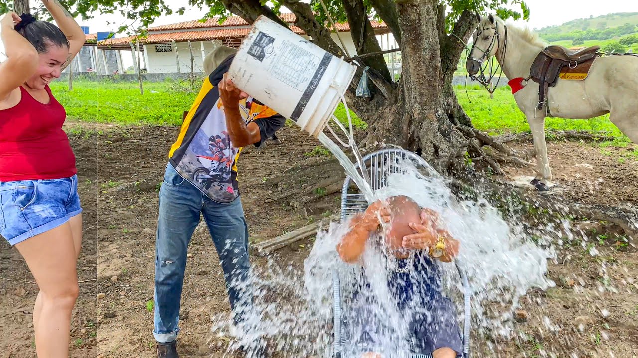 O VAQUEIRO COLOCA SAL NA ÁGUA E JOGA EM PILILIU NA BRINCADEIRA DAS PERGUNTAS