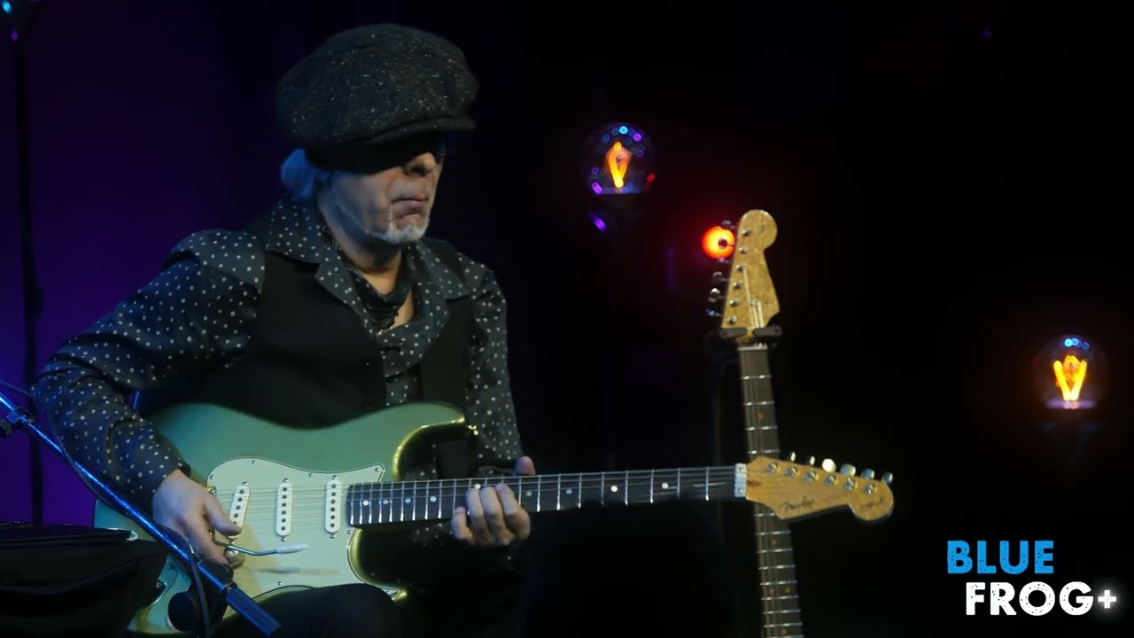 This guitarist is AMAZING! #guitar #solo #livemusic #johnnya