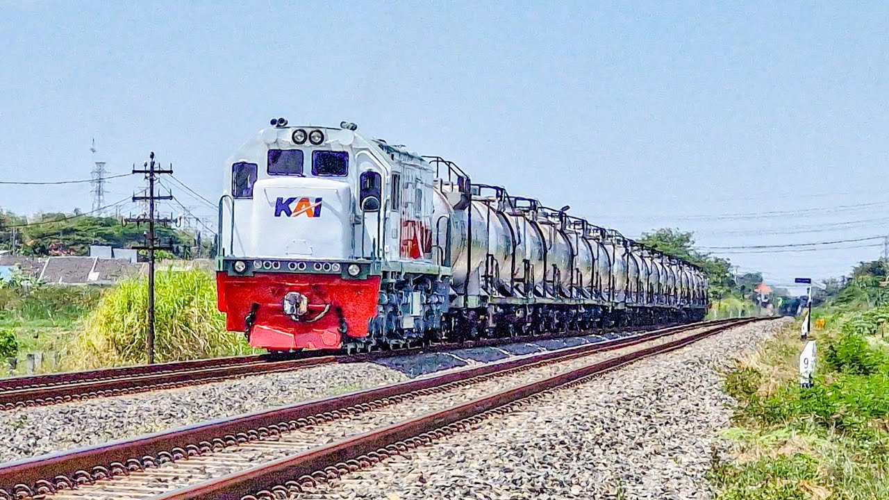 DETIK-DETIK KEJADIAN LANGKA KERETA BERHENTI DI TENGAH JALAN!! Kereta BBM Ditarik CC201 Ngeden Parah