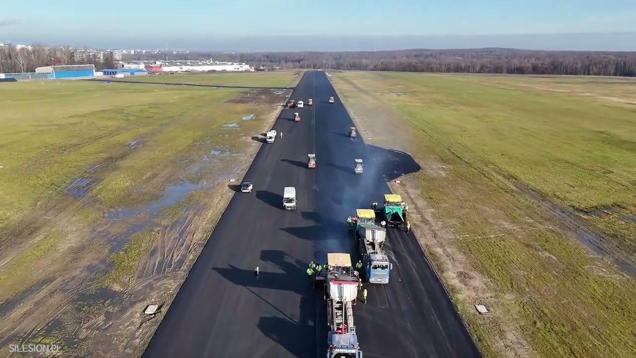 Dron: Lotnisko Muchowiec w Katowicach z lotu ptaka - układanie nawierzchni - grudzień 2025