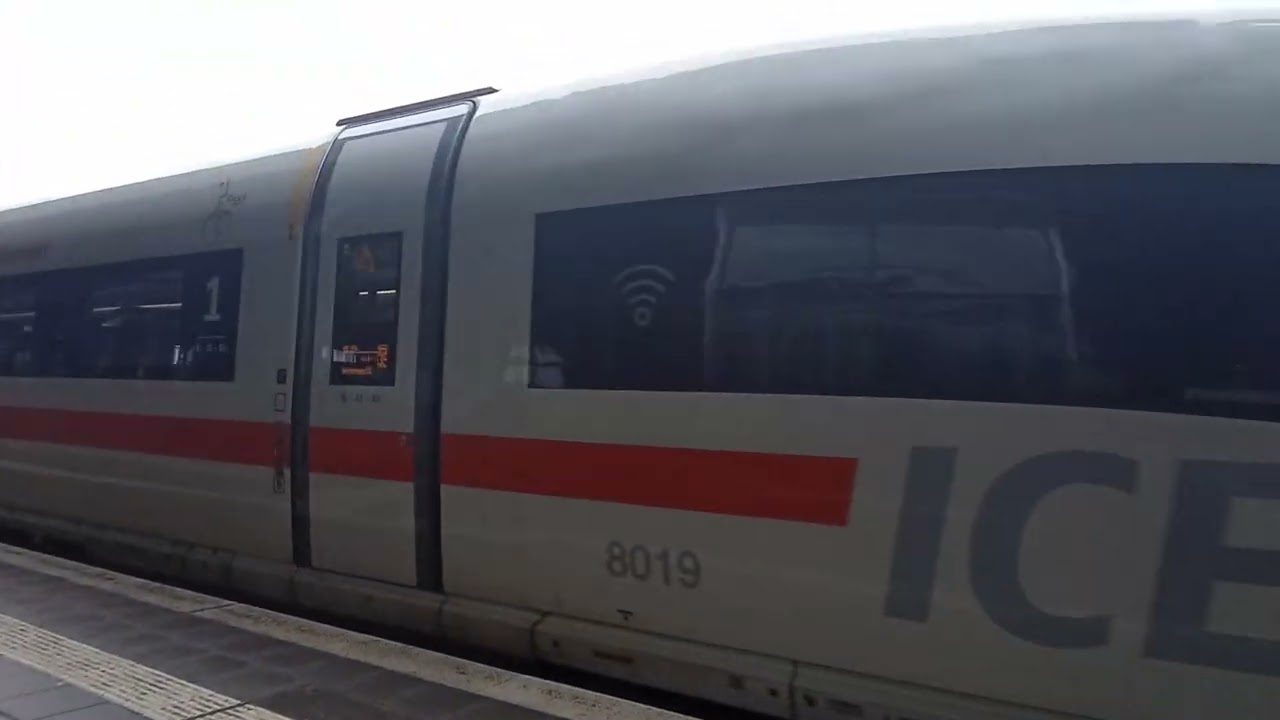 Abfahrt von European ICE und Deutsche Bahn ICE in Augsburg Hbf 