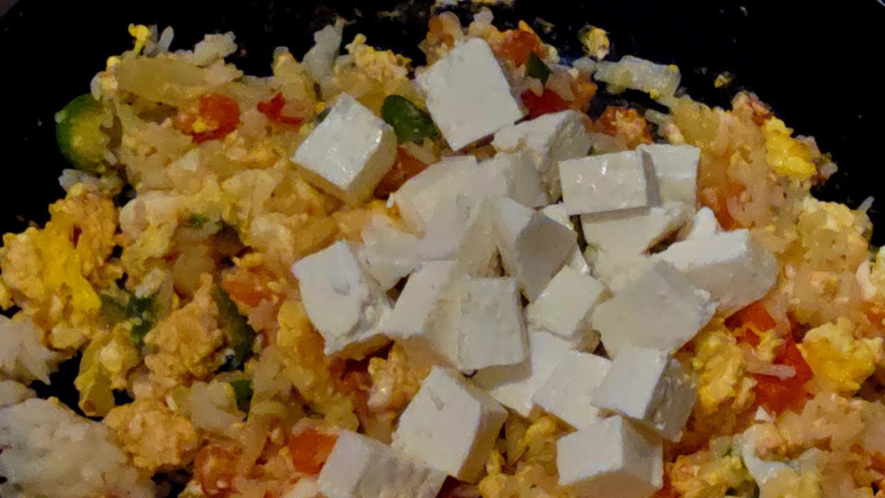 Huevos revueltos con arroz, tomate, cebolla, chile serrano  y queso panela!