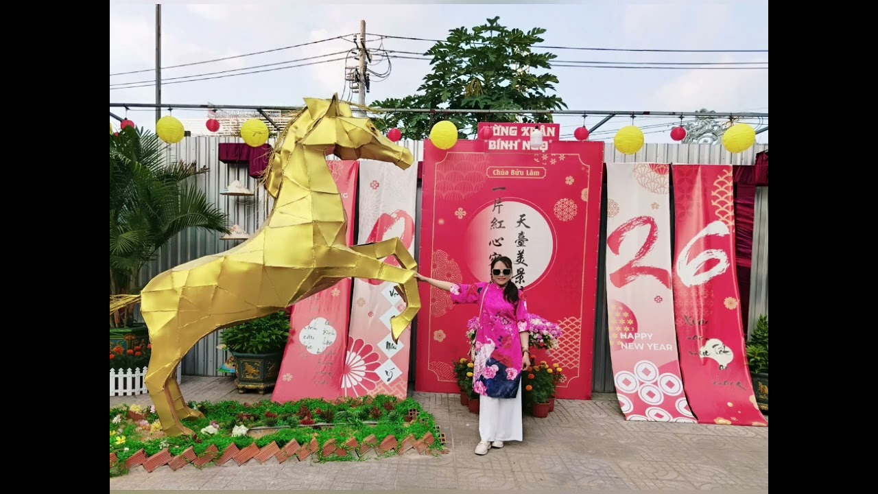Cả nhà vui xuân bên cửa thiền