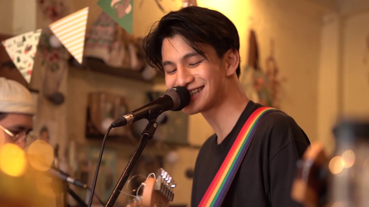 Phum Viphuri sings 