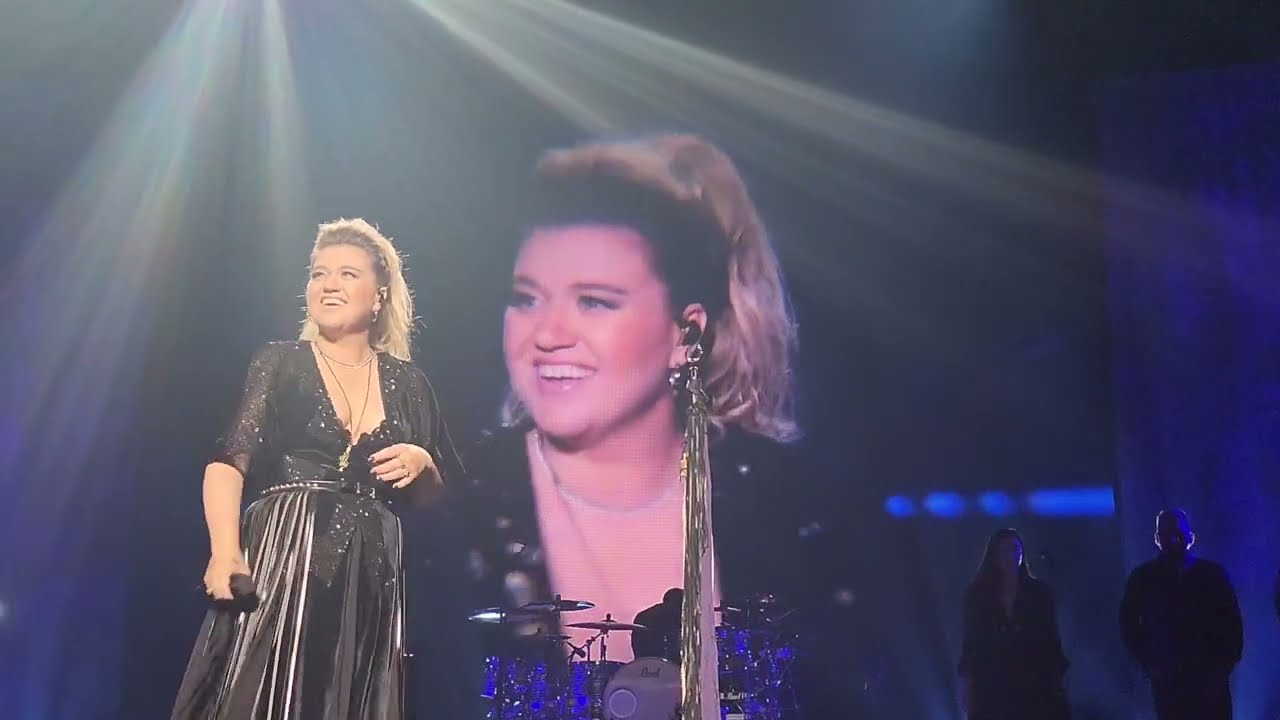 Kelly Clarkson Las Vegas 8-2    7. Because of You