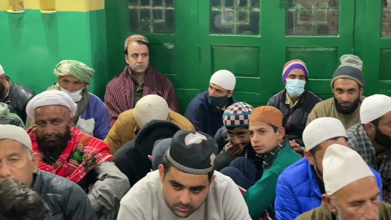 Heavy rush of people at Astan Hazrat Shah Asrar ud Din Baghdadi (RTA) for special night prayers
