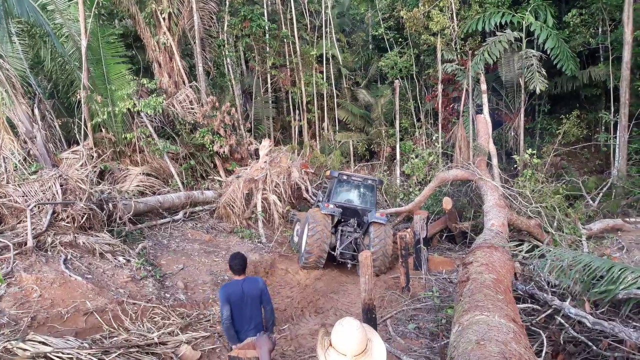Trator valtra bh 180 tentando sair do buraco