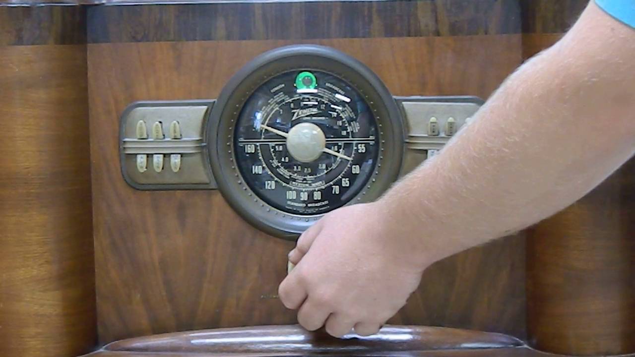 Vintage Zenith Console Radio Model 8S463