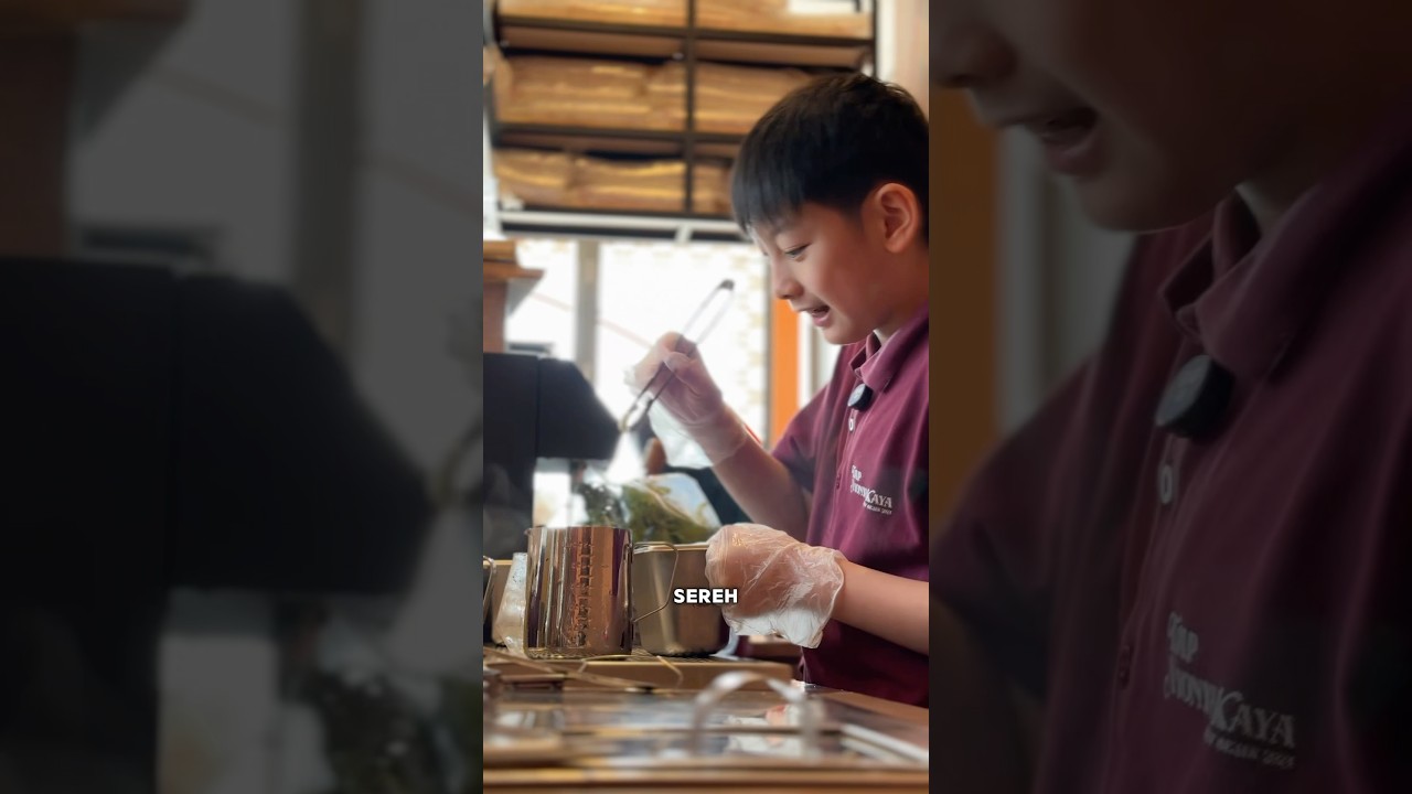 Liat owner kita pandai meracik jamu #tjapnyonyakaya #jamu #shorts