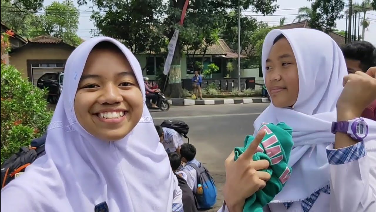 Wawancara Singkat Dengan Siswi SMPN 1 Cimahi Mengenai Kedatangan Presiden Jokowi