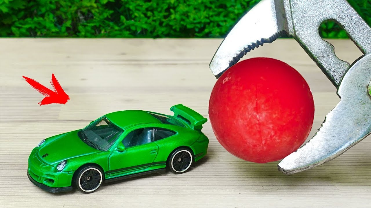 EXPERIMENT: Glowing 1000 degree Metal Ball vs TOY CAR 911