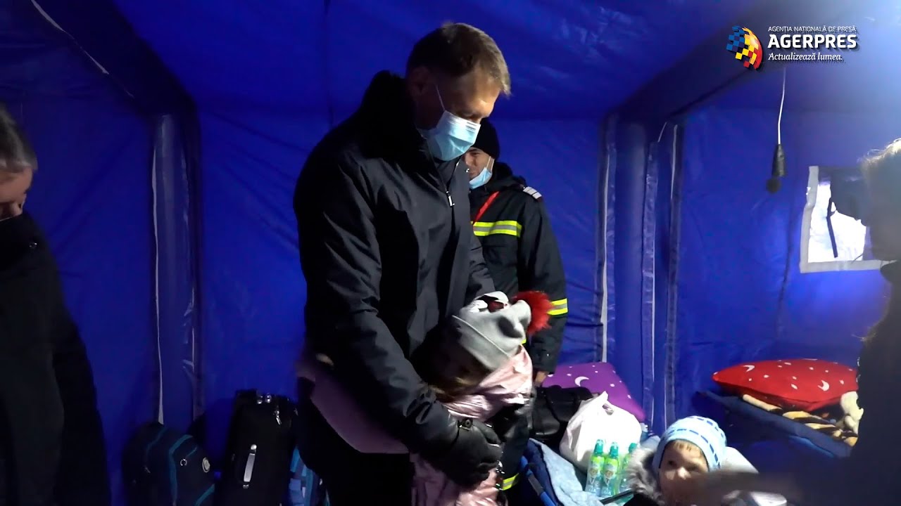 Preşedintele Iohannis a ajuns la tabăra mobilă pentru refugiaţi de la Siret