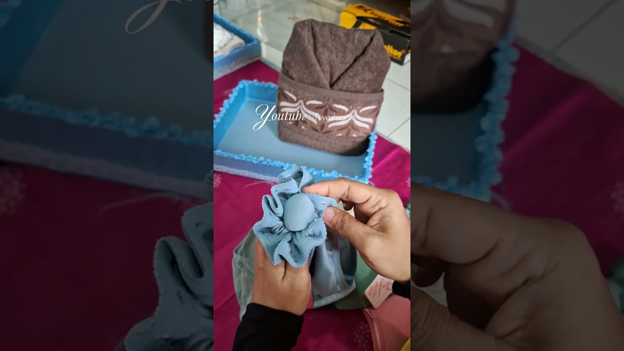 Mengemas handuk dan pakaian dalam untuk seserahan  dalam satu baki