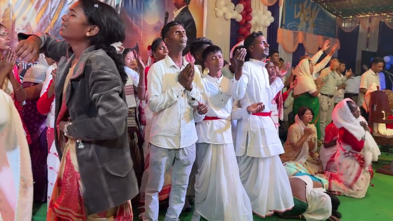 পিতৰে এই কথা কৈ থাকোতেই, শুনি থকা সকলোৰে ওপৰত পবিত্ৰ আত্মা আহিল৷