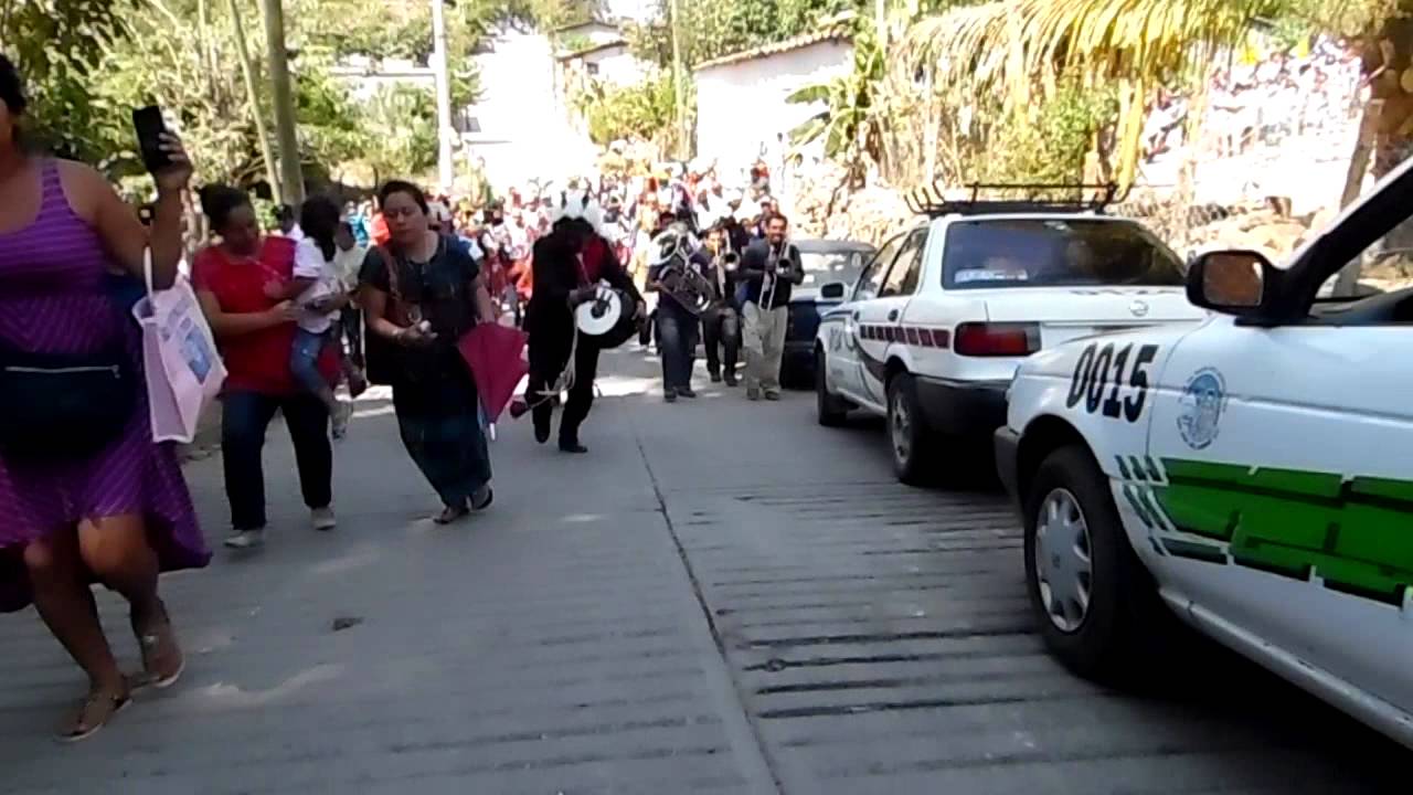 Llevada de la Ofrenda Floral en Igualapa 2016