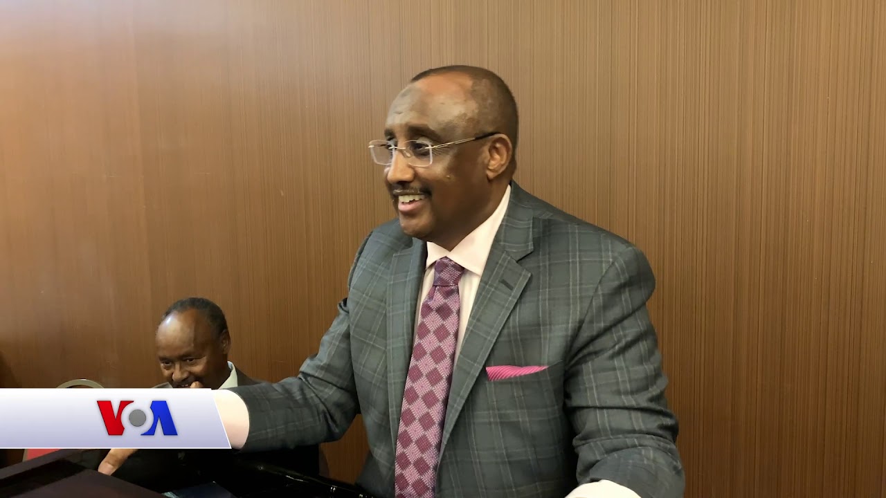 Cabdiweli Maxamed Cali Gaas oo Buuggiisa Daah-furay