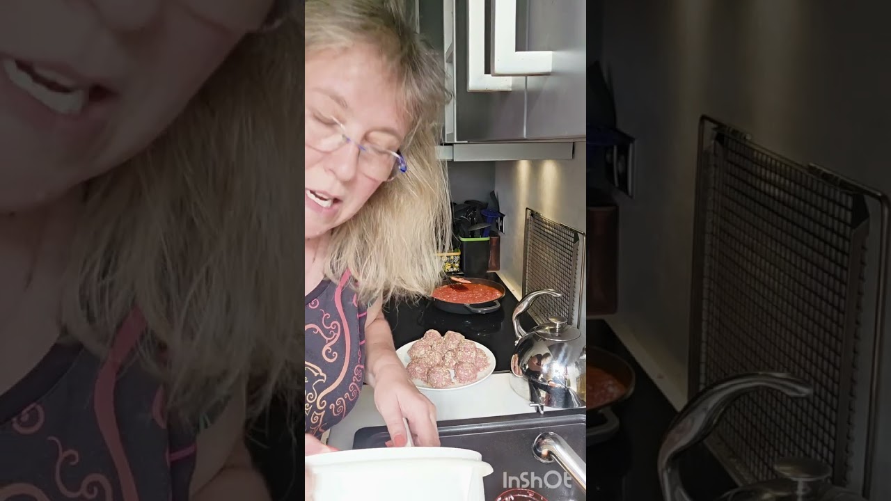 Hackbällchen in Tomatensauce im Iron Cast von Tupperware
