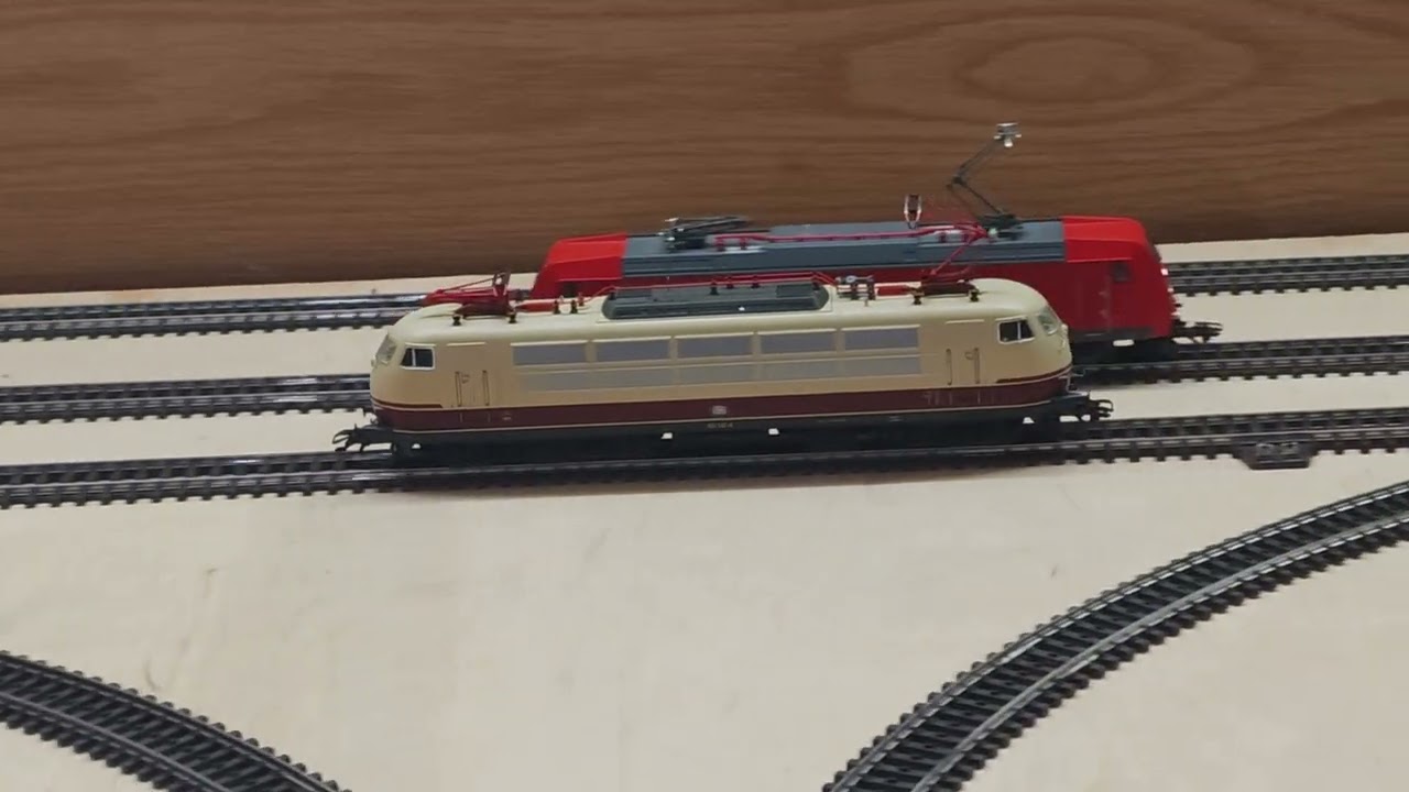 Radius 1 (2121/2221) kein Problem für die große BR E103. Hier der kurze Testlauf.