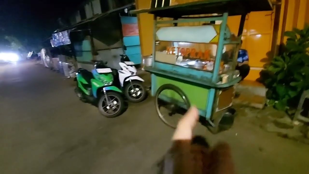KETEMU KULINER KETOPRAK MALAM-MALAM !! INDONESIAN STREET FOOD