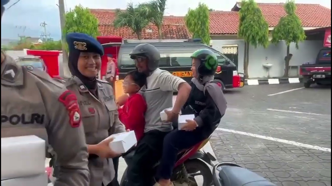 Personel Detasemen Gegana Satbrimob Polda Banten Melaksanakan bagi Takjil Gratis Kepada Masyarakat