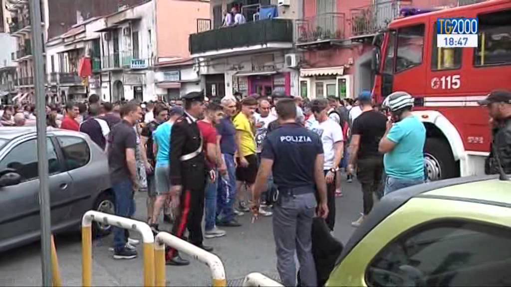 Napoli: a Secondigliano un uomo si barrica in casa e inizia a sparare