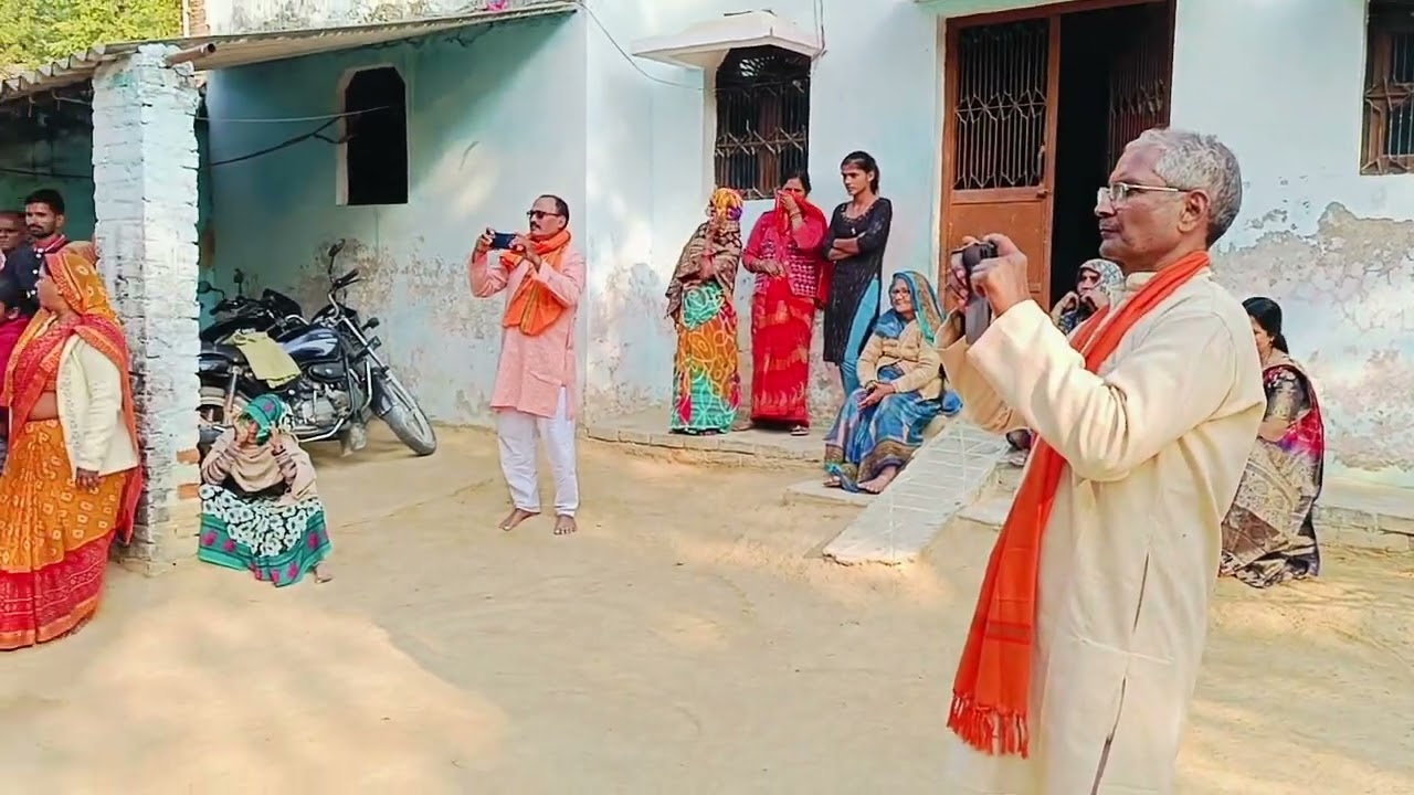 शोभायात्रा के दौरान ग्राम पूरे बसाहू मैं श्री राम राम अकबाल पांडे के आवासपर महिलाएं नृत्य करते हुए