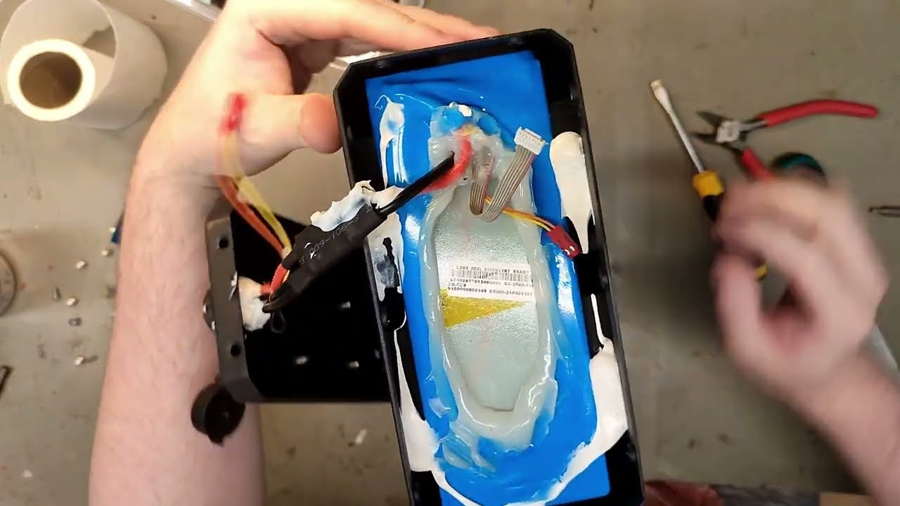 Få en gratis (defekt) Vässla Elmoped batteri (Men bara om du kan få ut packet)